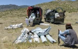 Déchargement de tentes pour abriter les victimes du séisme dans la province de Paktika, le 24 juin 2022 en Afghanistan