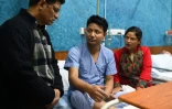 Sanam Shakya (C), survivant de l'accident d'avion qui s'est écrasé lundi à Katmandou, le 12 mars 2018 à l'hôpital Norvic