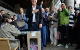 Enrique Peñalosa, ancien maire de Bogota, salue ses partisans après avoir voté à Bogota le 25 octobre 2015