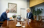 Le chef du parti Geert Wilders (PVV) (d) rencontre Ronald Plasterk, chargé des négociations pour la formation d'une coalition, le 29 novembre 2023 à la Haye, aux Pays-Bas