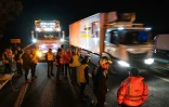 Des chauffeurs routiers rassemblés sur le périphérique de Nantes, le 31 mars 2026, pour protester contre la hausse des prix du carburant et réclamer une aide accrue du gouvernement