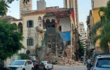 Une photo prise le 5 août 2020 montre un bâtiment détruit dans le quartier d'Achrafieh près du port de Beyrouth