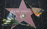Des fleurs déposées sur l'étoile de Kirk Douglas sur le célèbre Walk of Fame d'Hollywood, le 5 février 2020