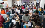 Des parents attendent avec leurs enfants à l'hôpital Shishu de recevoir un traitement contre la rougeole, le 3 septembre 2026 à Dacca, au Bangladesh