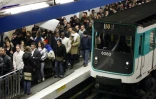 Des passagers sur le quai bondé du métro à la station Châtelet le 14 novembre 2007 à Paris, jour de grève nationale contre la réforme des régimes spéciaux de retraite