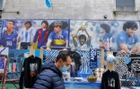 Des posters de la star du football argentin Diego Maradona alignés sur la "place Maradona" dans les "quartiers espagnols" de Naples, le 23 novembre 2021