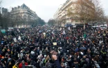 Des manifestants participent à un défilé contre la réforme des retraites, le 10 décembre 2019 à Paris