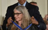 Barack Obama décore la mathématicienne et informaticienne Margaret Hamilton avec la Médaille présidentielle de la liberté à Washington, le 22 novembre 2016