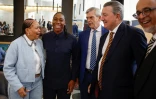 Caster Semenya (2e en partant de la gauche) entourée de ses avocats Gregory Nott (2e en partant de la droite) et Patrick Brancher (au centre), de la présidente de la Commission pour l'égalité des genres Nthabiseng Sepanya-Mogale (à gauche) et du directeur national de l'organisation  ProBono.Org, Mohamed Shafie Ameermia (à droite), le 9 février 2024 à Johannesburg
