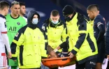L'attaquant brésilien du Paris Saint-Germain, Neymar, est évacué sur une civière après un violent tacle de son compatriote de Lyon, le milieu de terrain Thiago Mendes, lors de leur match de L1, le 13 décembre 2020 au Parc des Princes