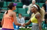 Poignée de mains entre Serena Williams et l'Espagnole Garbiñe Muguruza, à l'issue de leur match à Roland-Garros, le 28 mai 2014