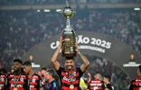 Le défenseur de Flamengo Danilo soulÚve la Copa Libertadores aprÚs la victoire en finale contre Palmeiras, le 29 novembre 2025 à Lima