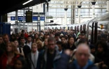 Des voyageurs à l'heure de pointe à la gare de Waterloo, à Londres, le 8 avril 2024