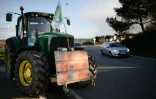 Des agriculteurs bloquent la RN 165 à l'entrée de Vannes, le 15 février 2016