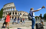 Des touristes devant le Colisée à Rome, le 12 juin 2021