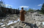 Une habitante âgée de 60 ans se tient au milieu des débris de la maison de ses voisins détruite après un bombardement, le 17 août 2023 dans le village de Zaoskillya près de Koupiansk (Ukraine)