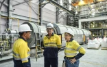 Le directeur des opérations, Pol Le Roux (c) et la directrice générale Amanda Lacaze (d) lors d'une visite des installations de la société minière australienne Lynas à Gebeng, dans l'est de la Malaisie, le 8 avril 2026