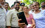 Des votants se prennent en photo avec le président du Sri Lanka, Anura Kumara Dissanayake, qui a voté à Colombo lors des élections législatives anticipées du 14 novembre