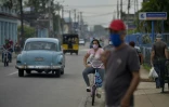 Des Cubains portent des masques de protection dans une rue de San José de las Lajas, le 18 juin 2020, à l'est de La Havane