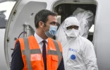 Le ministre de la Santé Olivier Véran près d'un avion médical à Bron, près de Lyon, le 16 novembre 2020