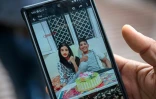 Sarfaraz Mir, un cousin de Zian Khan et Urwa Fatima, montre une photo des jumeaux fauchés deux jours plus tôt par des obus pakistanais à Poonch, le long de la ligne de contrôle qui sépare le Cachemire, dans le nord-ouest de l'Inde, le 9 mai 2025
