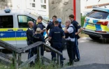  Des policiers devant un établissement d'enseignement secondaire à Schongau, où plusieurs personnes ont été blessées et un suspect arrêté après une attaque, le 8 juillet 2026 en Allemagne