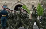 Des militaires russes défilent sur la place Rouge à Moscou pour les commémorations du 9-Mai, le 9 mai 2026 