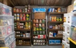 Une pièce de stockage remplie de boîtes de conserve, produits d'hygiène et denrées non périssables, le 13 mars 2020 à Mathias, en Virginie Occidentale