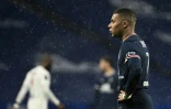 Kylian Mbappé frustré après sa frappe sur le poteau lyonnais lors du choc de Ligue 1 à Décines, le 9 janvier 2022