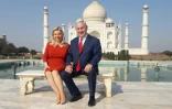Le Premier ministre israélien Benjamin  Netanyahu et son épouse Sara posent pour une photo devant le Taj Mahal lors de leur visite en Inde, le 16 janvier 2018