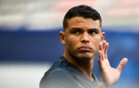 Le défenseur brésilien du PSG Thiago Silva à son entrée sur le terrain pour un entraînement au Stade de France le 23 juillet 2020