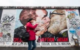Graffiti sur le mur de Berlin représentant un baiser entre l'ex dirigeant de l'URSS Leonid Brejnev (g) et l'ex-dirigeant de la RDA Erich Honecker, photographié à Berlin le 6 novembre 2015