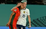 L'attaquante américaine Megan Rapinoe (d) réconforte la Portugaise Jessica Silva, au Mondial, le 1er août 2023 à Auckland