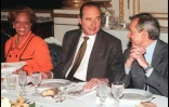 l'ancien président de la République, Jacques Chirac (C), discute avec l'e xministre délégué à l'Outre mer, Jean Jacques de Peretti (D), sous les yeux de Lucette Michaud Chevry, lors d'un déjeuner avec les députés des DOM-TOM, au Palais de l'Elysée à Paris, le 24 février 2000
