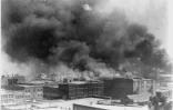 Photographie d'incendies à Tulsa, dans l'Oklahoma, datant d'entre le 31 mai et le 1er juin 1921, lorsqu'une foule d'habitants blancs avait massacré jusqu'à 300 Afro-Américains
