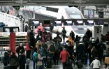 Des voyageurs attendent de monter à bord d'un TGV en Gare de Lyon à Paris, le 2 décembre 2022