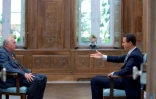 Le président syrien Bachar el-Assad (D) interviewé par le journaliste de l'AFP Sammy Ketz le 12 avril 2017 à Damas