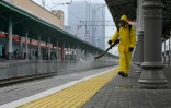 Désinfection d'un quai de gare à Moscou, le 11 juin 2021