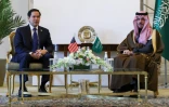 Le ministre saoudien des Affaires étrangères, le prince Faisal bin Farhan al-Saoud (d.), reçoit le secrétaire d'Etat américain Marco Rubio au siège du ministère saoudien des Affaires étrangères à Ryad, le 17 février 2025