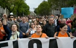De manifestants défilent pour le droit au logement au lendemain du rejet par les députés d'une série de mesures présentées par le gouvernement, le 3 octobre 2026 à Madrid