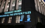 Un message demandant à Donald Trump de dévoiler les documents sur l'affaire Jeffrey Epstein projeté par un groupe d'activistes sur le bâtiment de la Chambre de commerce des États-Unis en face de la Maison Blanche à Washington, le 18 juillet 2025
