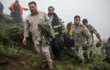 Des équipes de secours récupèrent des corps sur le site d'un crash d'hélicoptère dans lequel le président iranien Ebrahim Raïssi a trouvé la mort, le 20 mai 2024 à Varzaghan, dans le nord-ouest de l'Iran