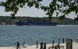 Un bateau commercial traverse le Bosphore, le 30 mai 2022 à Istanbul