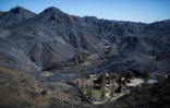 La végétation sur les collines de Santa Monica, près de Los Angeles, a été complètement détruite par l'incendie quyi sévit depuis une semaine dans le sud de la Calfornie, le 14 novembre 2018

