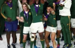 Le capitaine sud-africain Siya Kolisi (c) brandit le trophée de la Coupe du monde de rugby, à Yokohama, le 2 novembre 2019