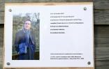 Une plaque commémorative pour l'enseignant assassiné Samuel Paty (portrait) près de l'école du Bois d'Aulne à Conflans-Sainte-Honorine, en banlieue parisienne, le 16 octobre 2023 