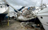 Des bateaux à voiles endommagés par l'ouragan Irma dans le chantier naval de Marigot sur l'île de Saint-Martin le 16 septembre 2017