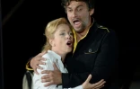 Le ténor allemand Jonas Kaufmann (d) et la soprano albanaise Inva Mula, le 5 juillet 2015 à Orange, dans le sud de la France
