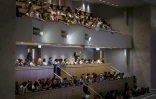 Les galeries de la grande salle pleniére du Palais des Nations de Genève (ONU) remplies lors d'une séance plénière à l'ouverture d'une session de négociation pour établir le premier traité contre la pollution plastique, le 5 aout 2025
