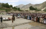 Des Afghans se rassemblent pour les funérailles des victimes d'une attaque aérienne pakistanaise sur le village de Mani, en Afghanistan le 10 juin 2026